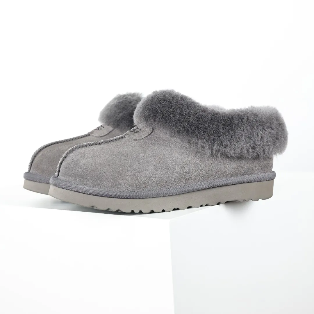Pick up locally 💰520 Core recommendation with good price It is a very suitable choice for home use. In recent years, uug has launched a series of styles, which are partially geared towards the preferences of young consumers and have also moved to the forefront of fashion trends. Shoe body material: water-repellent coated suede upper, 17 mm UGGPURE™ implantable wool insole, lightweight non-slip and comfortable rubber outsole, with brand LOGO and trademark, with full packaging Size: 35 36 37 38 39 40